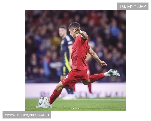 巴萨对阵塞尔塔，莱万三种方式进球展现全能射手本色